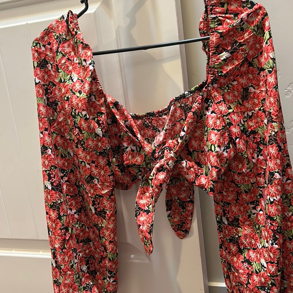 This a cute summer crop top, hot pink with red floral prints